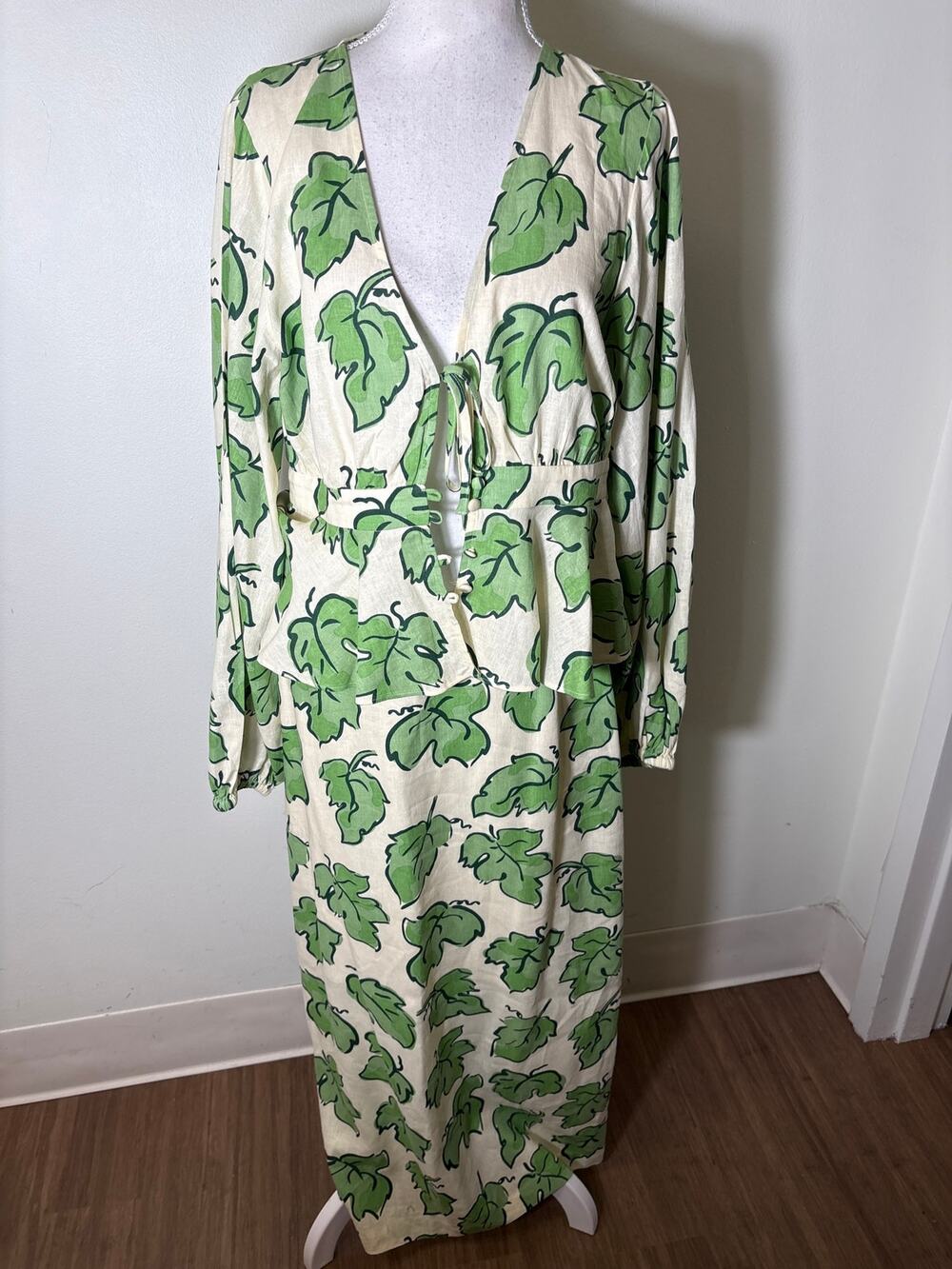 Kitri Off White Green Long Sleeve Linen Top and Skirt Set Sz 6